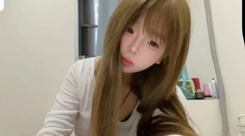 嫩妹反差萌水超多_成都外围小姐