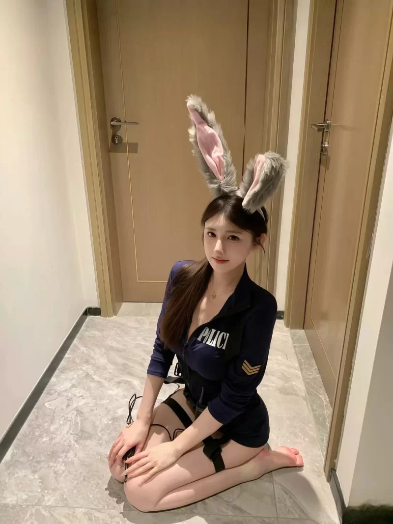 颜值小美女制服勾引_郑州外围小姐