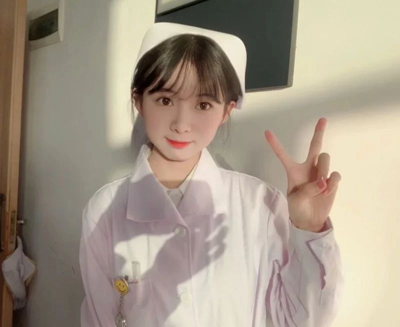 甜心初下海三点粉实习小护士_广州外围小姐