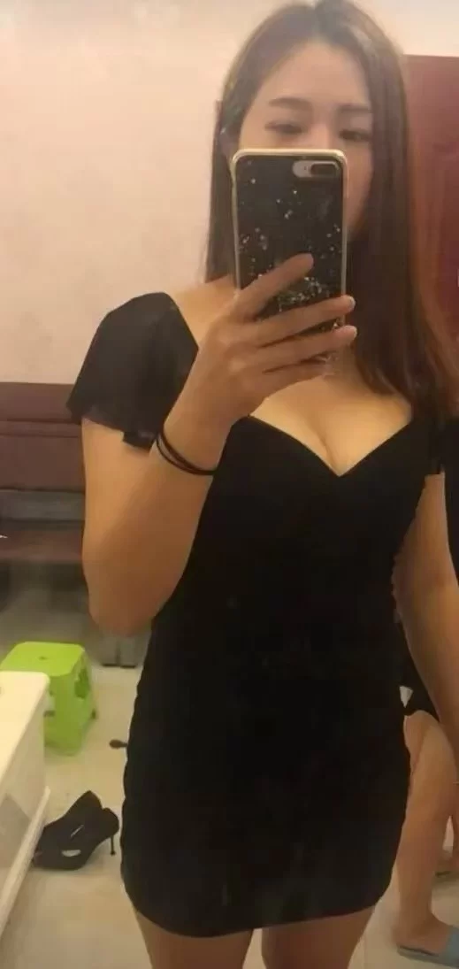 广州天河区刚下海小嫩肉，大劈叉，小劈叉，老汉推车倒挂蜡，很听话_广州外围小姐