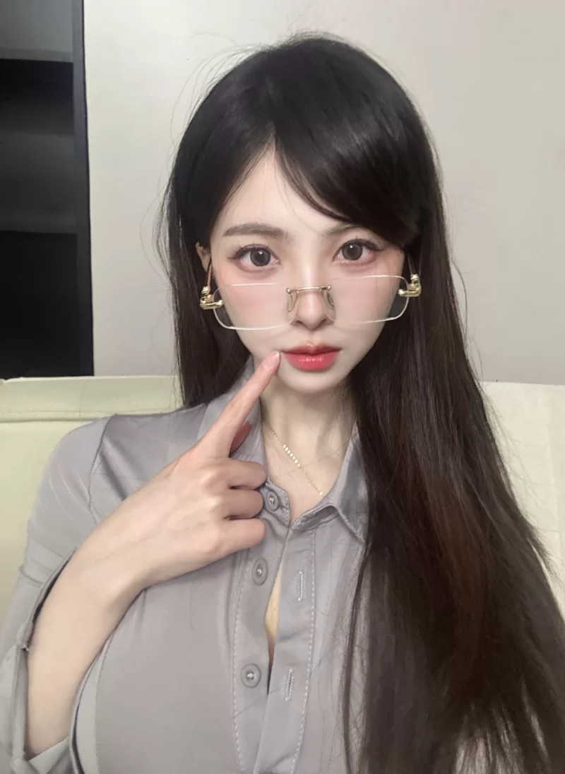 包臀裙黑丝 戴眼镜会计女孩_南京外围小姐