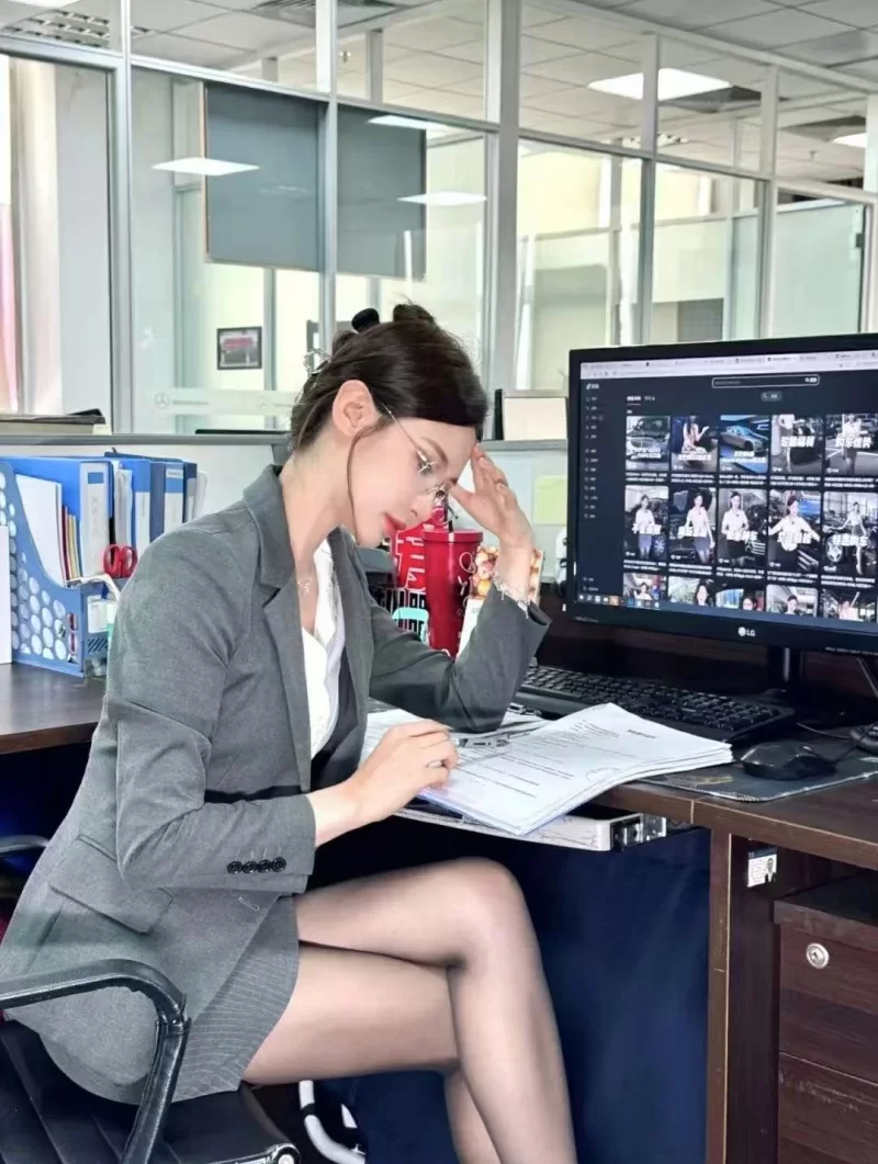 极品汽车销售黑丝职业装包臀裙戴眼镜做爱_西安外围小姐