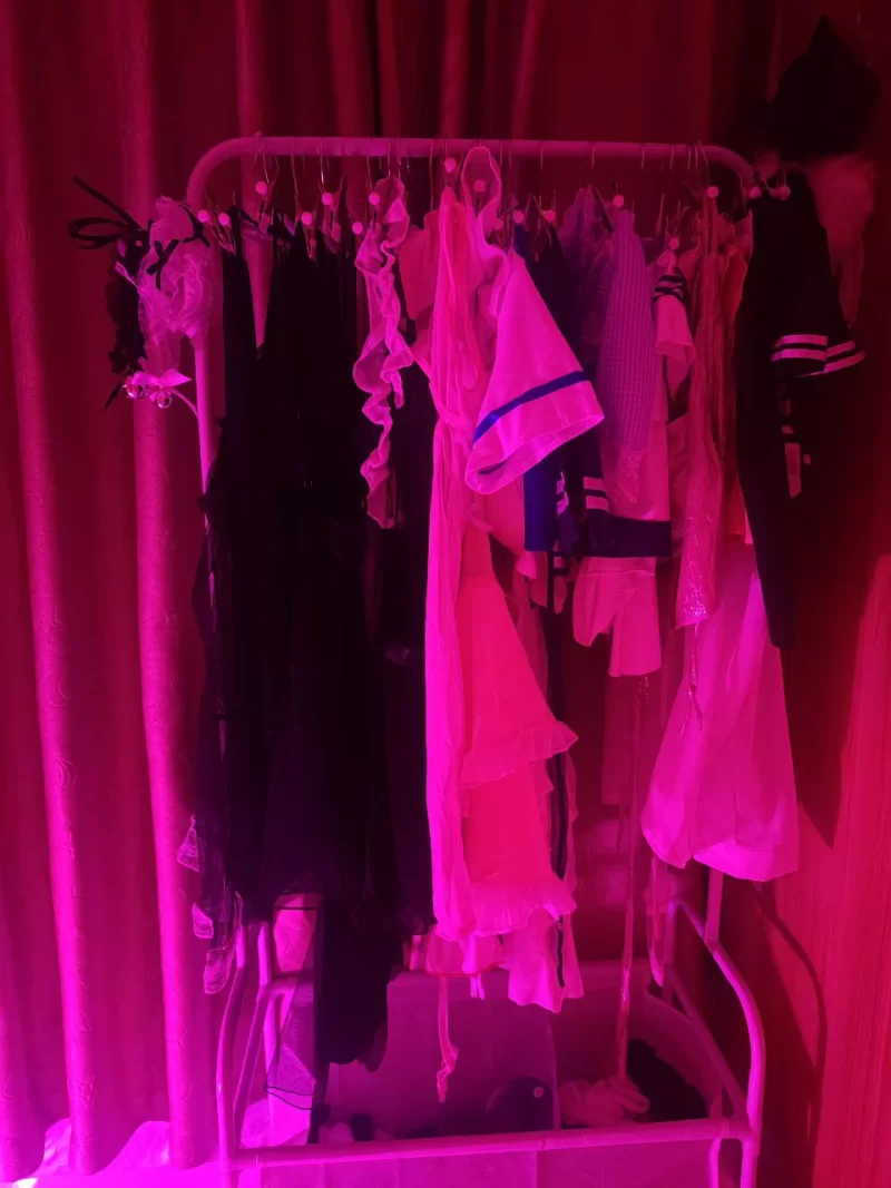 大奶粉嫩巨骚制服诱惑_郑州外围小姐