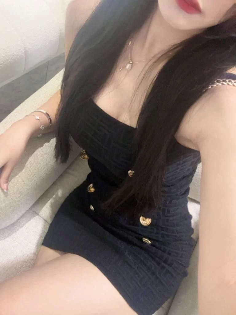 迷人制服御姐身材丰满多汁_杭州足浴洗浴