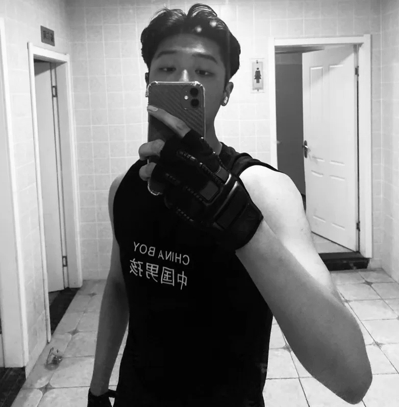 01年身高196高质量男大学生_其他区县男模鸭子