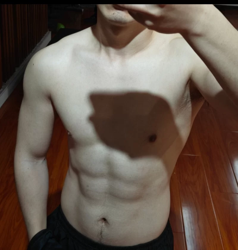 有点小肌肉_烟台男模鸭子