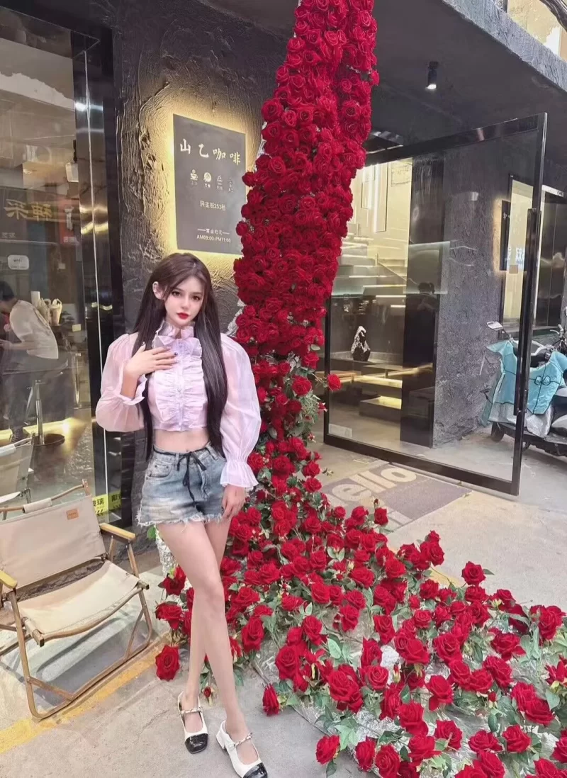 洋娃娃一样的女孩子_成都外围小姐